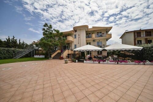 Внешний вид отеля Hotel La Villa