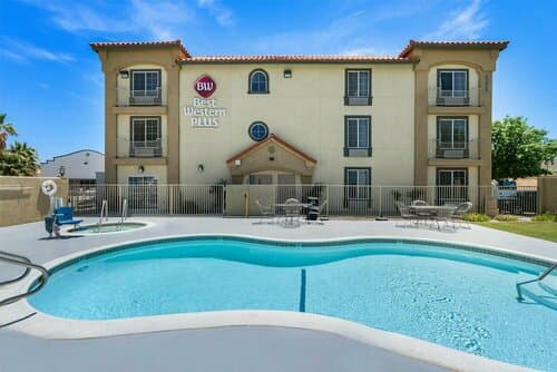 Внешний вид отеля Best Western Plus John Jay Inn & Suites