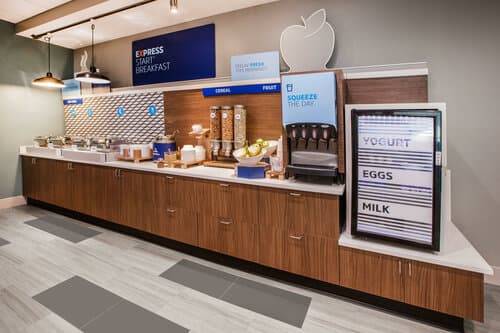 Внешний вид отеля Holiday Inn Express & Suites Austin Nw - Arboretum Area, an Ihg Hotel